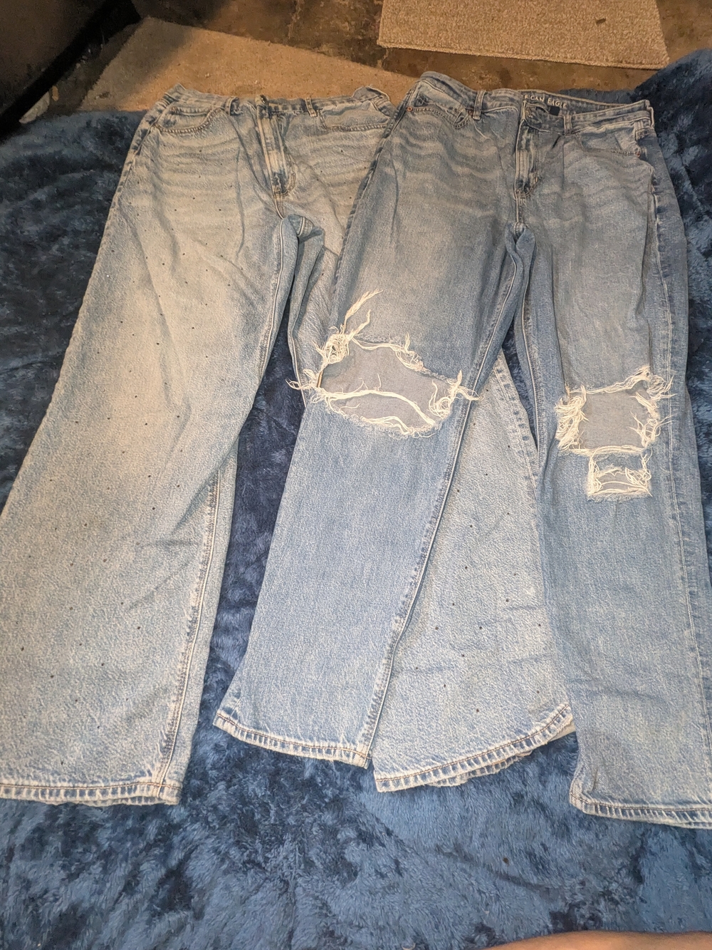 Light Blue Distressed Women 's Jeans - Casual High-Rise Fit